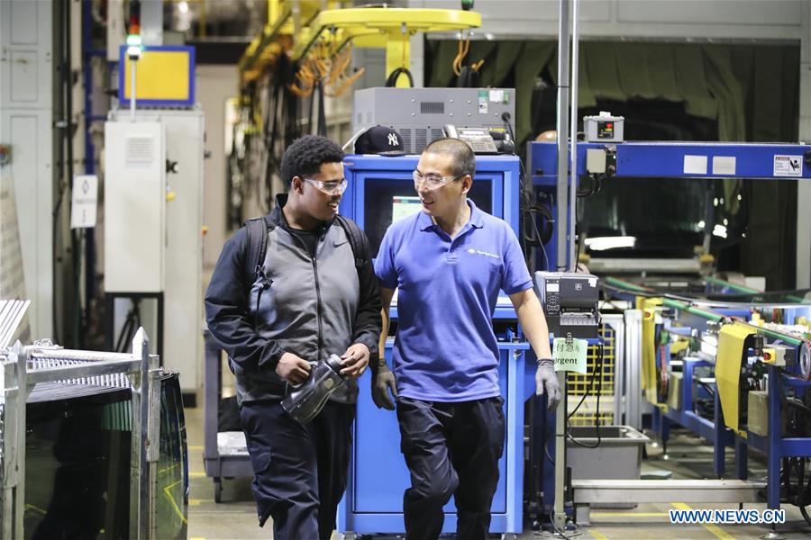 【新華社】探訪福耀美國(guó)工廠，當(dāng)?shù)貑T工在這里找到成長(zhǎng)機(jī)遇