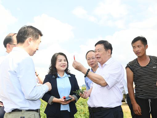 曹德旺榮獲中國脫貧攻堅獎，他說：企業(yè)家一定要盡責